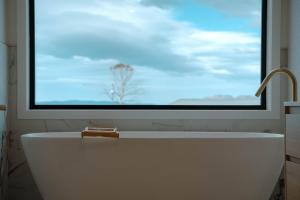 The White House ~ Your ultimate escape!