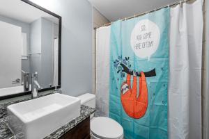 1BR King Bed Apt, Free Park Close to Medical Center