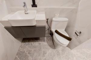 Fancy and Comfortable 1BR The Smith Alam Sutera Apartment By Travelio