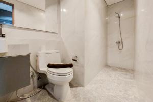 Fancy and Comfortable 1BR The Smith Alam Sutera Apartment By Travelio