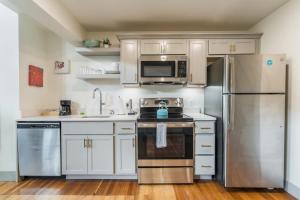 Bright and Modern Loft in Louisville # 207