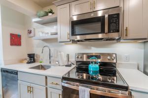 Bright and Modern Loft in Louisville # 207