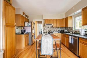 Gem by the water with firepit &fenced backyard 2 Bedrooms