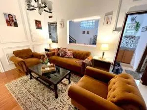 Grandma house in the village with back garden - Tjibiru