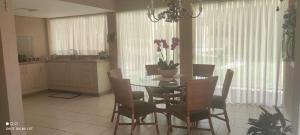 A melhor acomodação entre Pinhais e Curitiba - quarto para até O4 pessoas em casa com garagem