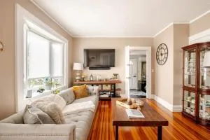 Gem by the water with firepit and all fenced backyard - غرينتش