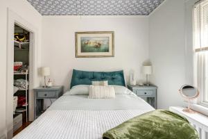 Gem by the water with firepit &fenced backyard 2 Bedrooms