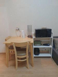 Located 10 meters from Sungshin Womens University Station, 10 minutes to Myeongdong by subway, accommodates up to 3 people, 3 bus stops to Seoul National University Hospital and Korea University Hospital