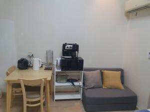 Located 10 meters from Sungshin Womens University Station, 10 minutes to Myeongdong by subway, accommodates up to 3 people, 3 bus stops to Seoul National University Hospital and Korea University Hospital