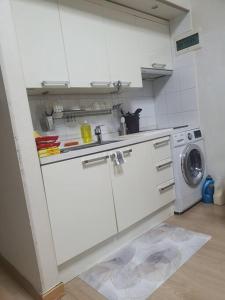 Located 10 meters from Sungshin Womens University Station, 10 minutes to Myeongdong by subway, accommodates up to 3 people, 3 bus stops to Seoul National University Hospital and Korea University Hospital