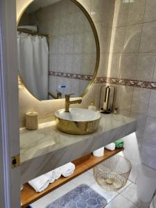 Top floor 3 bedroom apartment located 10min away from The Cathedral