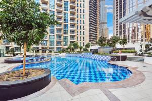 Burj Khalifa View 2BR Steps from Dubai Mall & Metro