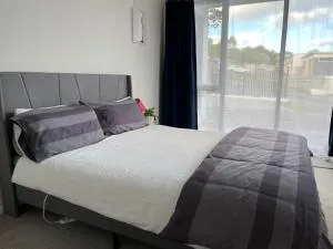 Totara Vale, Free Coffee, parking and wifi, near Glenfield Mall and highway 18,1 - Greenhithe