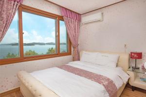 Taean Napoli Pension