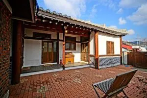 Jeonju Namugeuneul and Geunsoonae Chogajip - P'yŏnghwa-dong