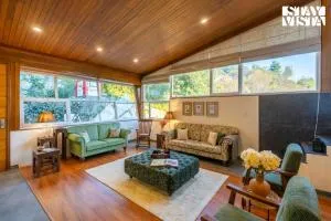 StayVista at Nook - Elysium Estate 2 BR Cottage with Hill View, Lawn - Chāba