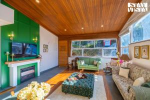 StayVista at Nook - Elysium Estate Cozy 2BR, Bonfire Valley View
