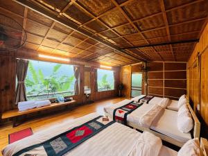 Phòng Gia đình Nhìn ra Vườn (Family Room with Garden View)