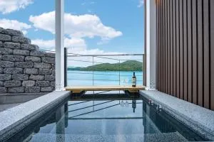 Geoje The Moon Pool Villa - Changwon