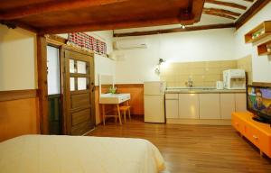 Jeonju Namugeuneul and Geunsoonae Chogajip