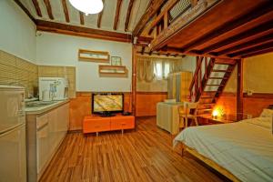 Jeonju Namugeuneul and Geunsoonae Chogajip