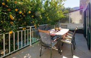 Three-Bedroom Apartment Blace With Sea View 06