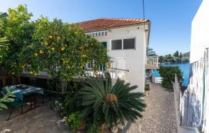 Three-Bedroom Apartment Blace With Sea View 06