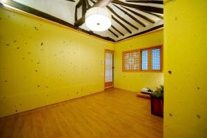 Jeonju ggumgguneunnalgae guesthouse