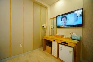 Jeonju Hanok Maeul Pungkyeong Guest and Hotel