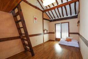 Jeonju Hanok Maeul Sukbak Byeolbit Goong