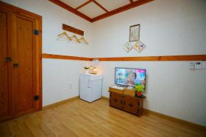 Jeonju Dwaejikkum Hanok