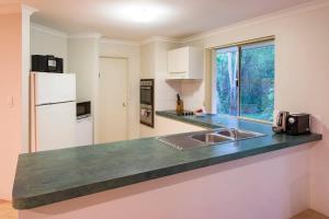 Beach & Trees, beachfront Siesta Park