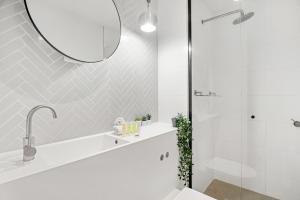 Sky High 3-Bedroom Central Apartment with City Views and Parking