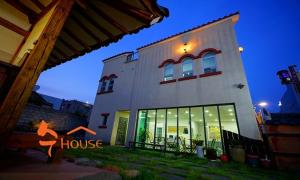 Jeonju Deokindang and Soo House Pension