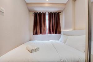 Modern Look and Comfortable 2BR Serpong Greenview Apartment By Travelio