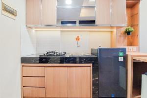 Modern Look and Comfortable 2BR Serpong Greenview Apartment By Travelio