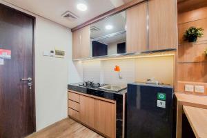 Modern Look and Comfortable 2BR Serpong Greenview Apartment By Travelio