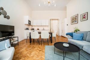 Bright Apartment with Terrace