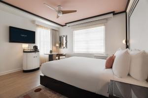 Deluxe King Room room in Winter Haven Autograph Collection