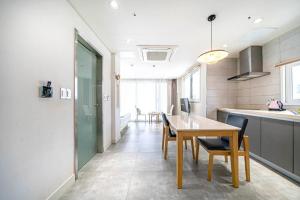 Geojedo Lucas Pension Indoor BBQ