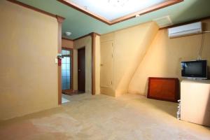 Baekmu Mountain Villa Red Clay Pension