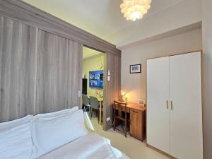 1BR Condotel with Balcony at FAME Residences #FM63