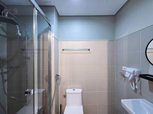 1BR Condotel with Balcony at FAME Residences #FM63