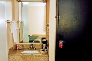 Queen Room - Smoking room in Econo Lodge Milldale-Southington