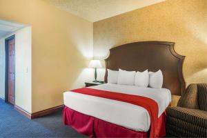 Queen Room with Two Queen Beds - Accessible/Non-Smoking  room in Shoreline Inn & Conference Center Ascend Hotel Collection