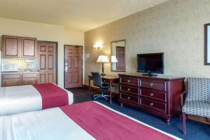Standard Queen Room with Two Queen Beds - Non-Smoking room in Shoreline Inn & Conference Center Ascend Hotel Collection