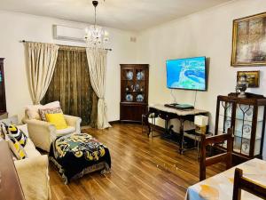 XL Massive Art-Filled Home in Central Area, WALK to Sliema, St Julians