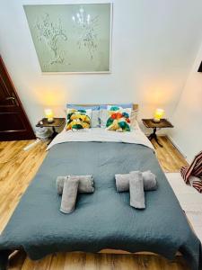 XL Massive Art-Filled Home in Central Area, WALK to Sliema, St Julians