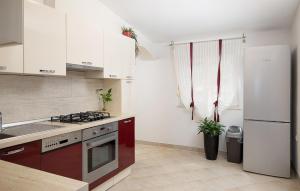 2 Bedroom Awesome Home In Valbandon