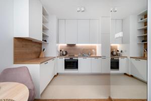 Manufaktura Deluxe Apartment by BookingHost